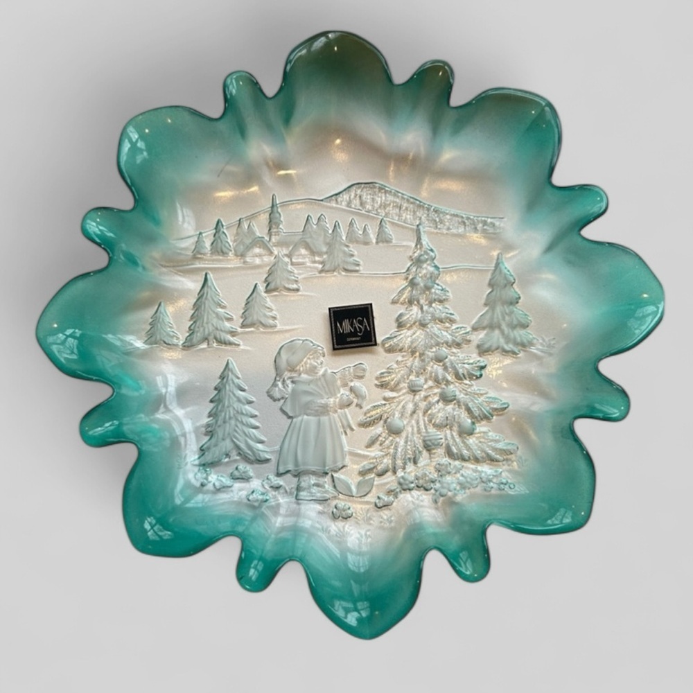 Mikasa Germany Christmas story spruce ruffled plate 272 of 902 with box 9 inches
